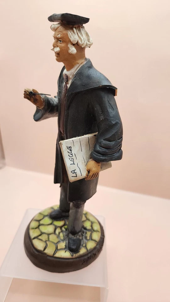 Juez italiano abogado vintage, sosteniendo papel "la legge". Soportes de unos 7,5" Foto 2 de 4