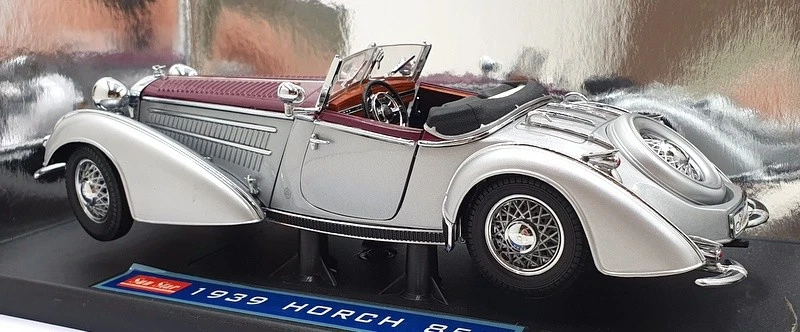 Sun Star 1/18 2402 1939 Horch 855 Roadster Silver Grey/Dark Red - Image 2 of 4