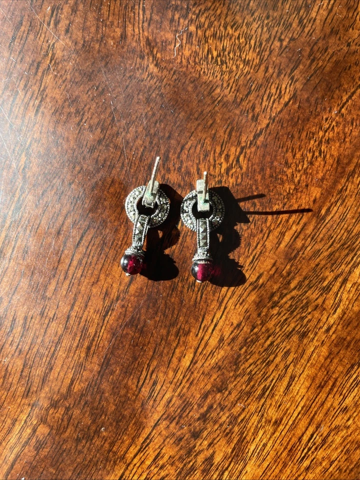 Pendientes de marcaita de ley Judith Jack JJ con piedra de color granate Foto 2 de 4