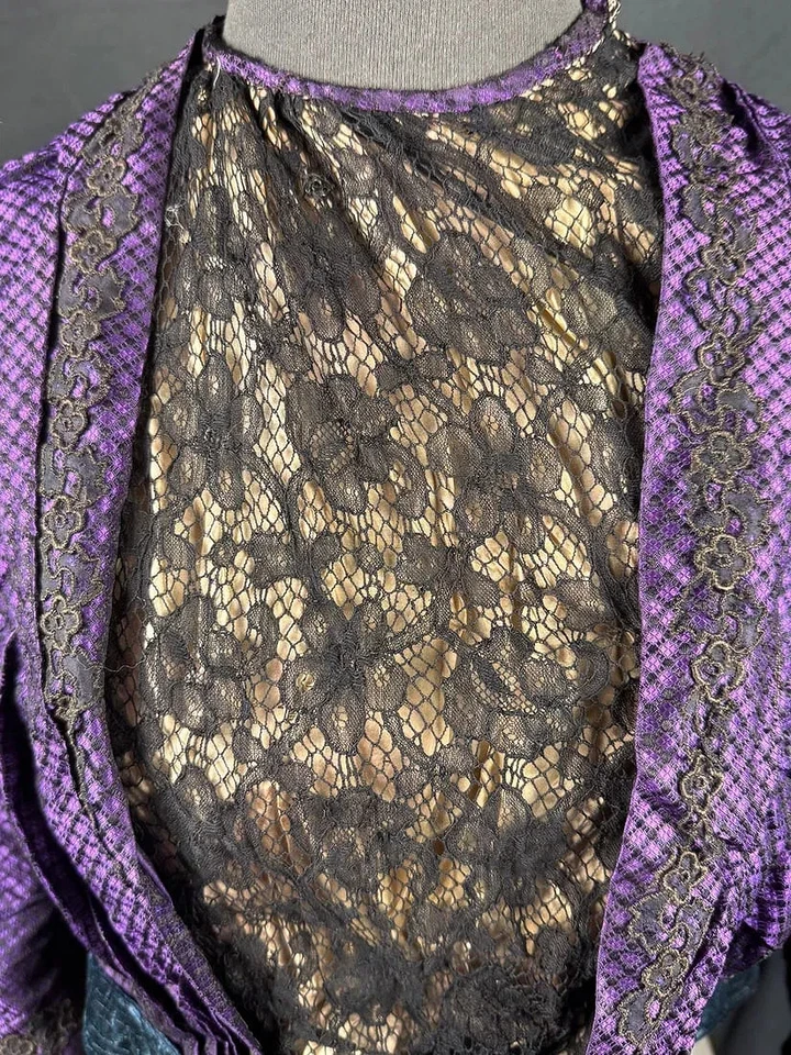 Antiguo corpiño púrpura real victoriano de 1870 con mangas de pagoda Foto 3 de 4