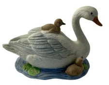 Homeco Porcelain Swan and Babies Figurine Swans Mama and Baby Cygnets #1467