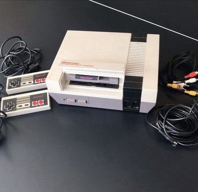 Original NES  1985 NINTENDO Entertainment System with R.O.B., gun, & games.   