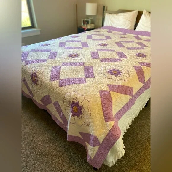 Vintage Handmade Lavender Quilt with large Flowers! 74”/92”