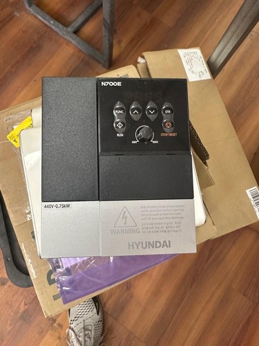 Gebrauchter Hyundai Niedervolt Wechselrichter Antrieb N700E-007HF - Bild 1 von 2