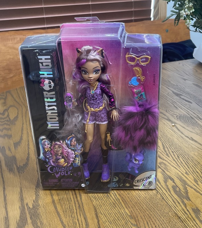 Monster High Clawdeen Wolf Doll with Pet Crescent, Fashion Accessories, Mattel