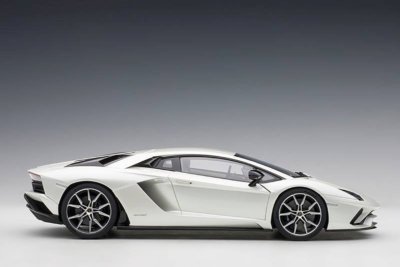 LAMBORGHINI AVENTADOR S BALLOON WHITE 1:18 by AUTOART 79131 BRAND