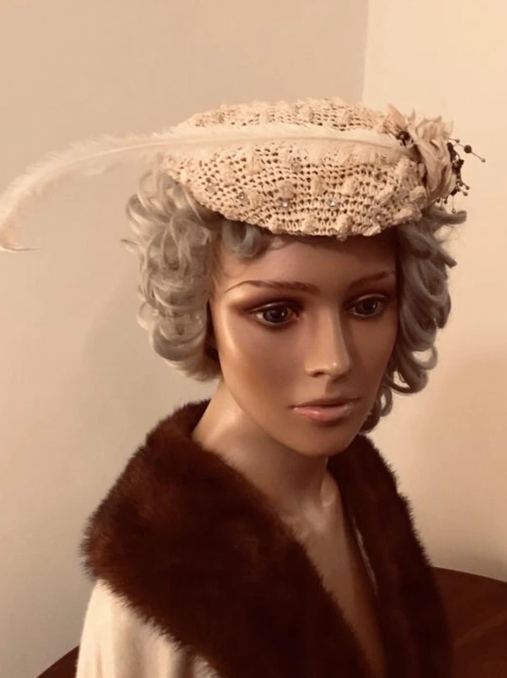 Alegre sombrero beige con clip de rafia de los años 50 con pedrería exclusivo de Doree Foto 3 de 4