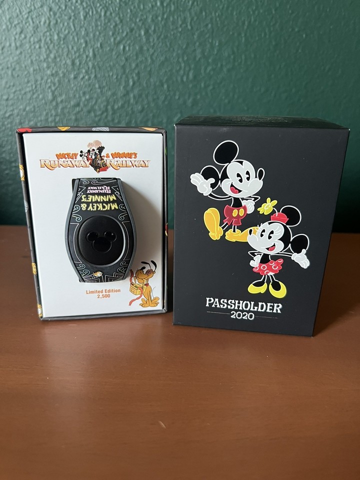 Mickey & Minnie’s Runaway Railway (2020, Teal) Disney MagicBand