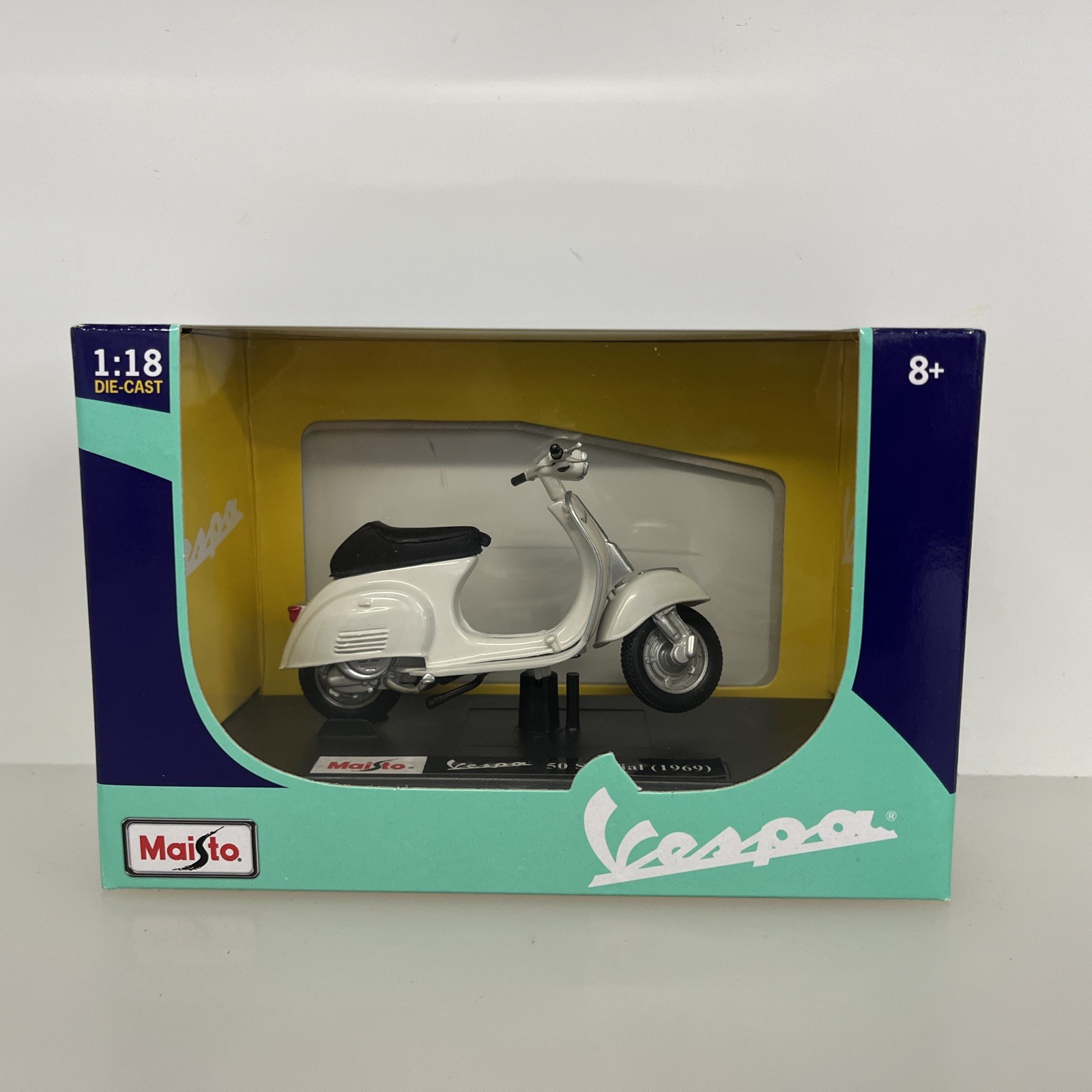 Maisto 1/18 Die-Cast Vespa - 50 Special (1969) - New in Box