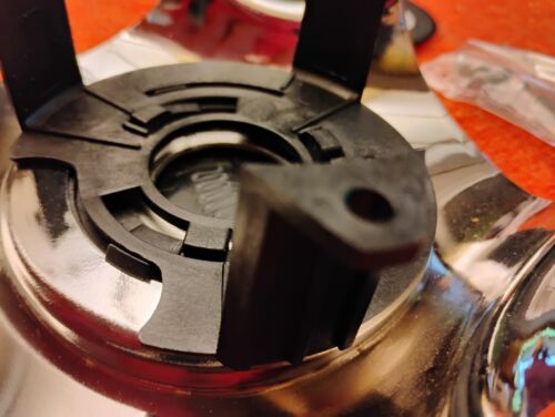 x1 NEW ANTERA Chrome 6 Spoke WHEEL CENTER CAP With Screws In Bag PA-66 - Picture 3 of 9