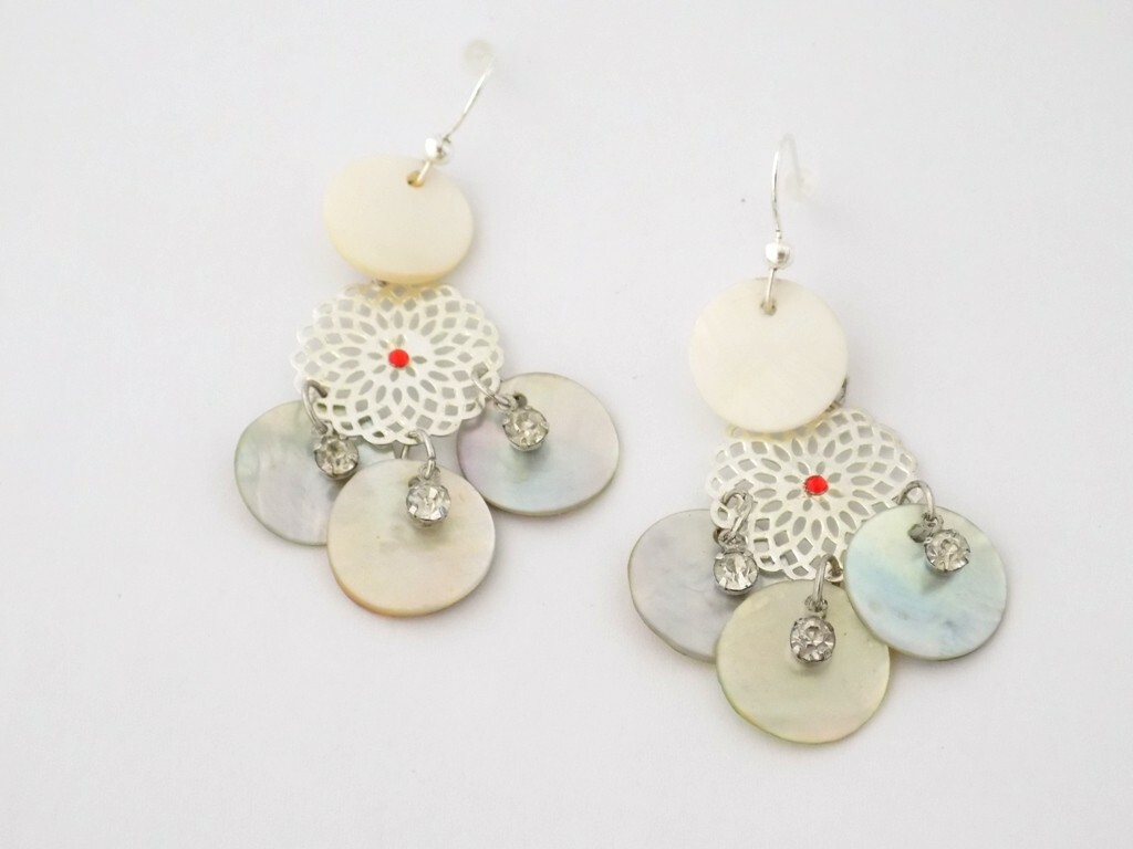 Boucles pendantes médaillon argenté anti-allergie avec strass brillants