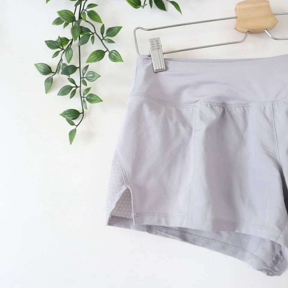 Pantalones cortos deportivos Nike para mujer gris Dri Fit incorporados talla pequeña Foto 2 de 4