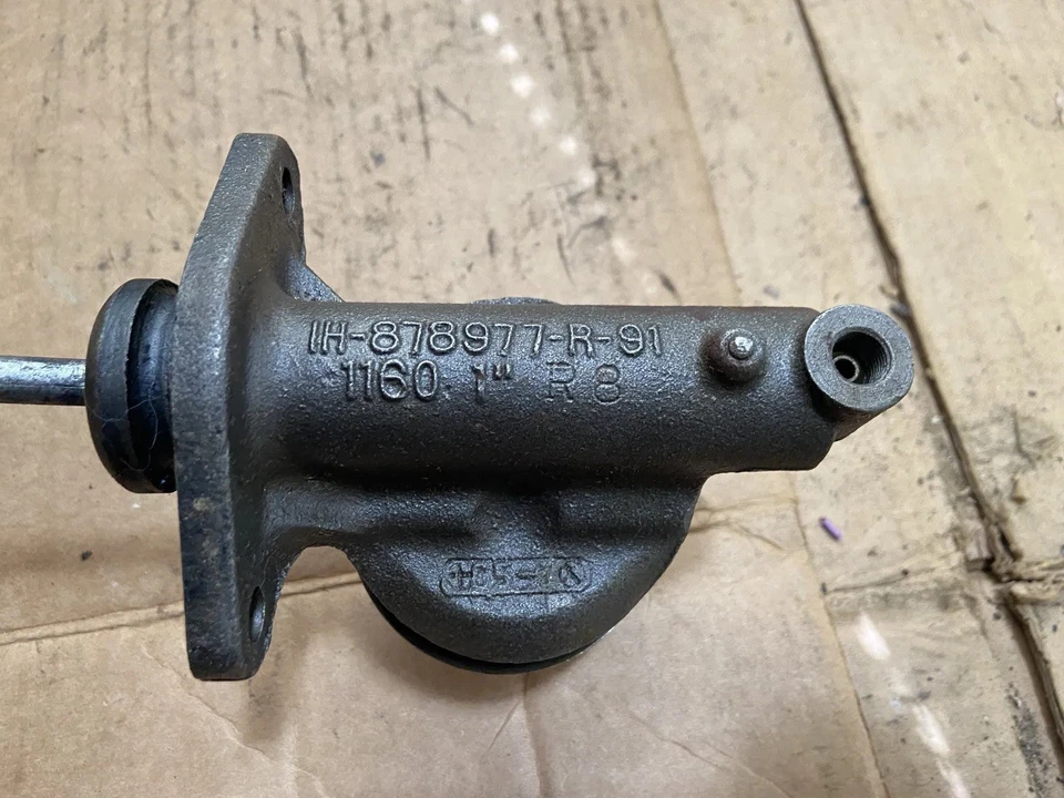 Cilindro maestro de freno International Harvester IH 878977R91 -- RECONSTRUIDO Foto 2 de 4