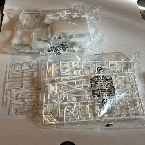 1948 Ford Woody Plastic Model Kit By Revell 1998 1:25 Scale - Picture 5 of 10