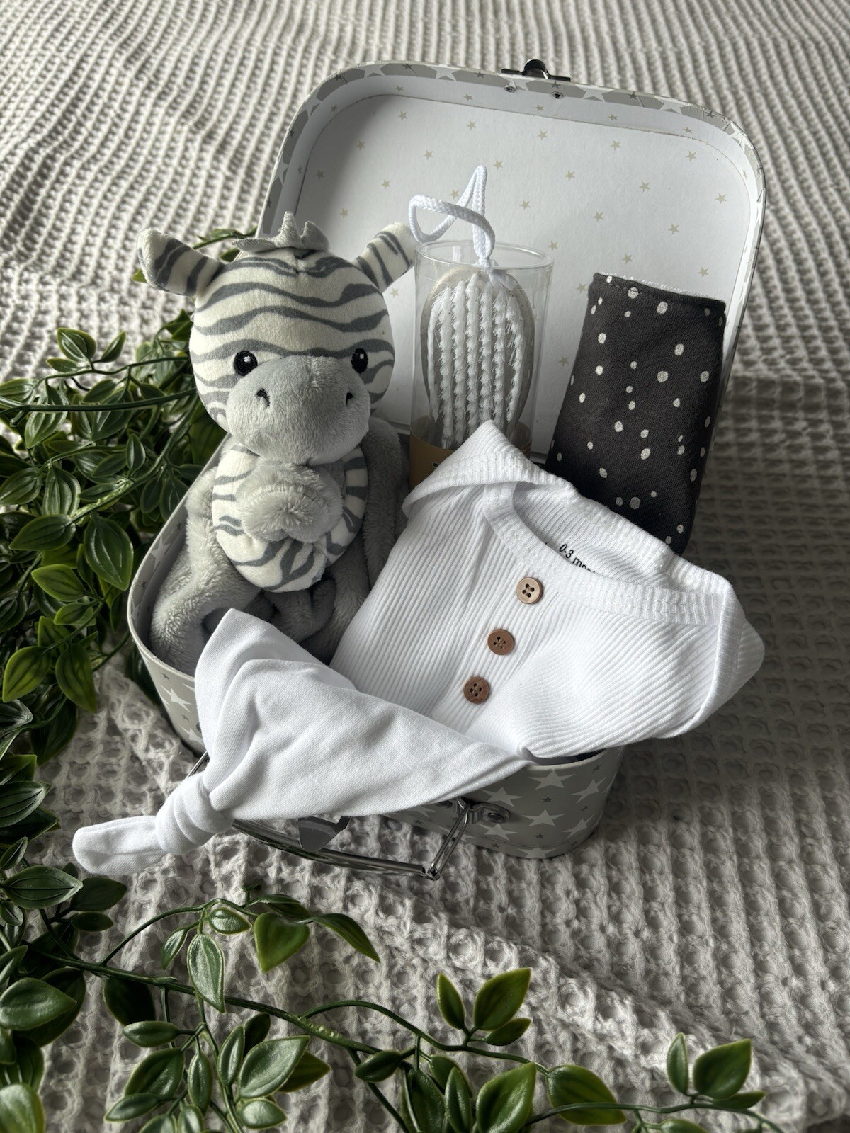 Newborn baby keepsake hamper. Baby shower gift. Unisex.