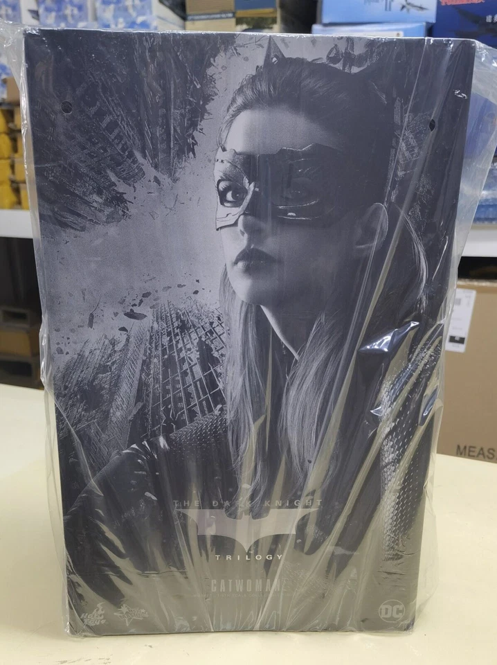 HOT TOYS MMS627 BATMAN The Dark Knight Trilogy Catwoman 1/6 Action Figure - Image 2 of 4