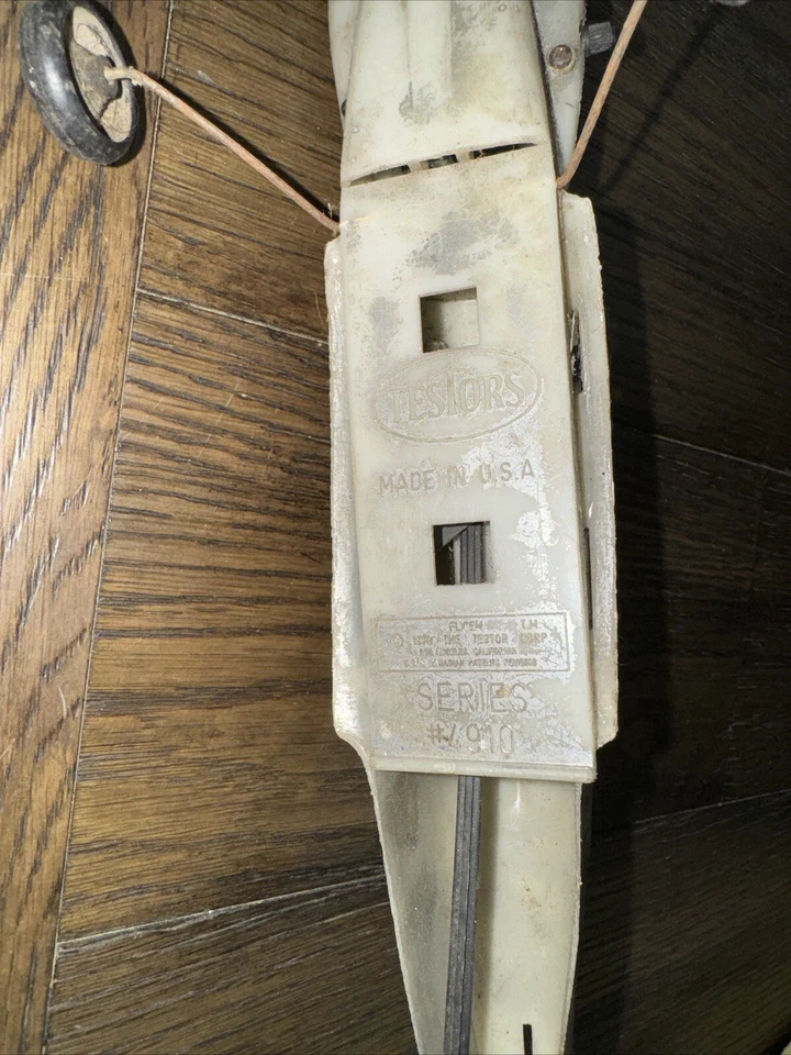 Antigo avião Testors Cosmic Wind 4910 com motor/reparo. Sem asas - Imagem 4 de 4