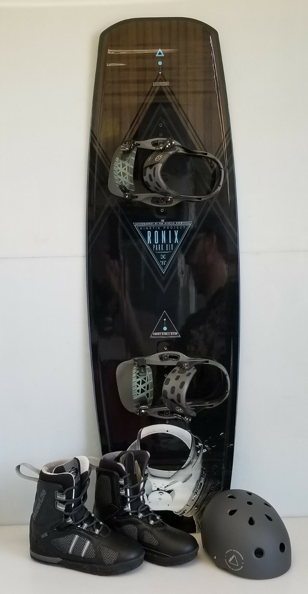 Ronix 138 Kinetik Project Flexbox 2 Wakeboard HyperLite 10 Boots