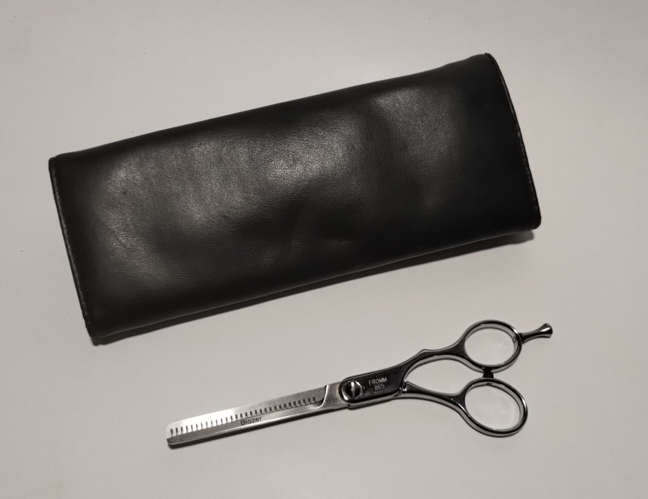 Fromm 865 Blazer Thinner Shear Stainless Scissor w/ Soft Leather Like Carry Case