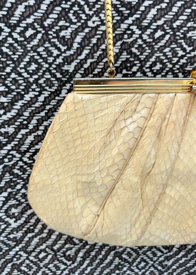 Cartera de colección Judith Leiber piel de serpiente crema con cadena de metal dorado años 80 Foto 3 de 4