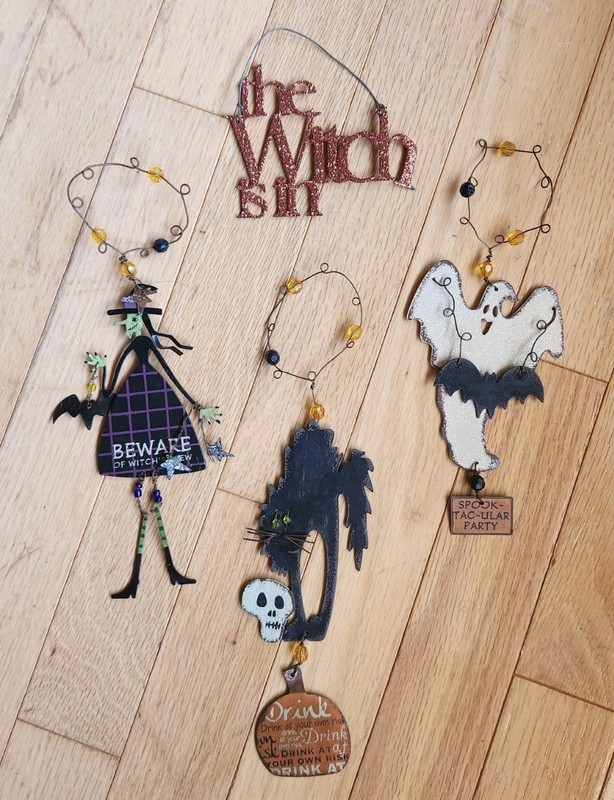 Halloween Decor    Set Of 4     Metal Hanging Signs Decorations    Pre-Owned