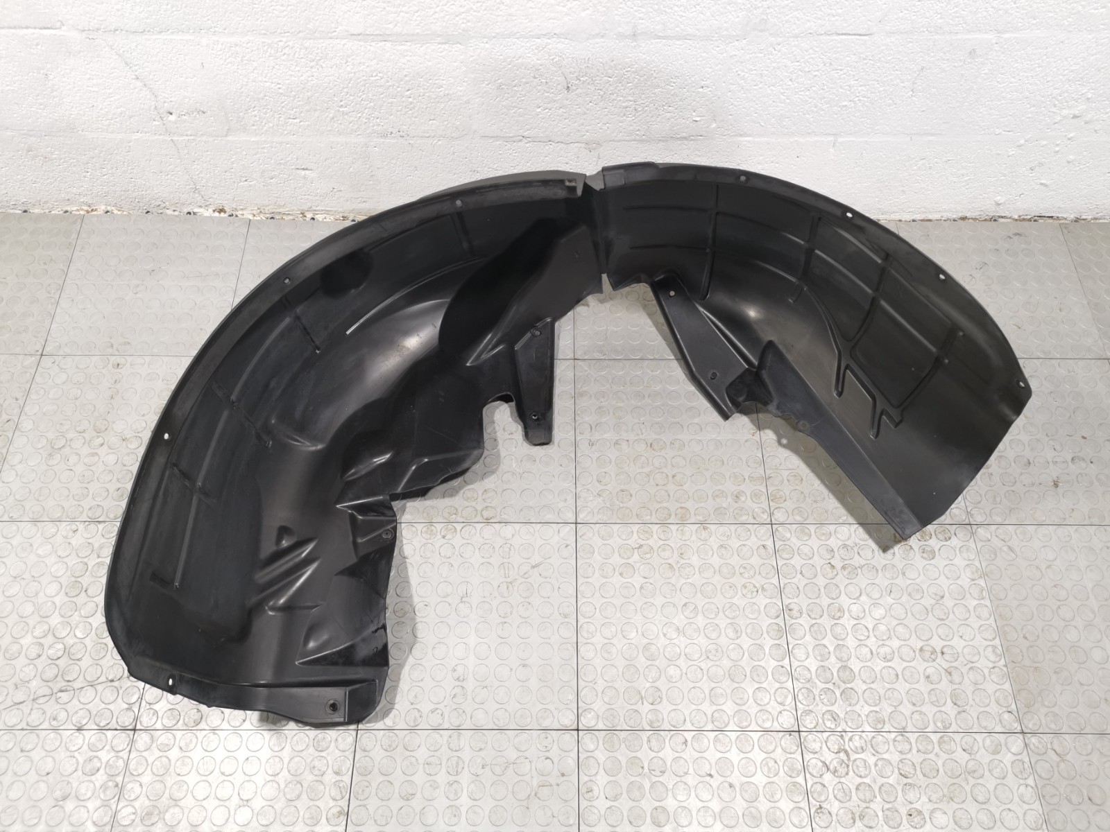 Maserati Levante 3.0L AWD Auto 2017 Rear Left Splash Mud Guard Wheel House OEM