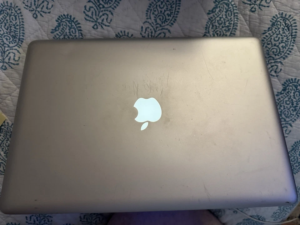 Apple MacBook Pro 15 inch (2009) 2.4GHz 4GB RAM 500GB SATA HD AS-IS MC026LL/A - Image 4 of 4