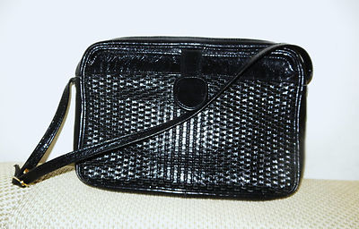 Saks Fifth Avenue Schwarz Glänzend Lederhandtasche / Schultertasche - Im Italien