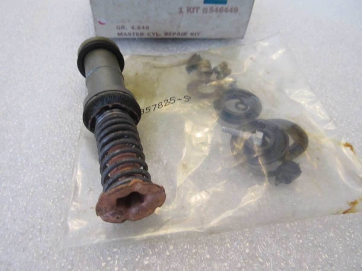 NOS 1967-70 Pontiac P/8 Bendix Drum Brake S.D. Master Cylinder