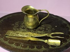 Antike Zange und Krug aus goldfarbenem Blech ...