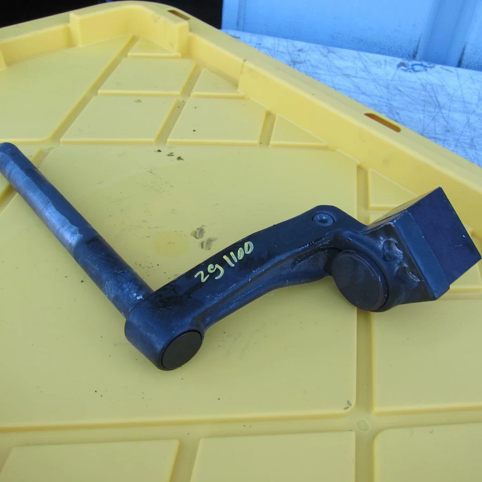 1998 Kawasaki Concours 1000 ZG1000A OEM ПРАВЫЙ ЗАЖИМ НА РУЛЬ ВЫСОКИЙ - Изображение 3 из 4