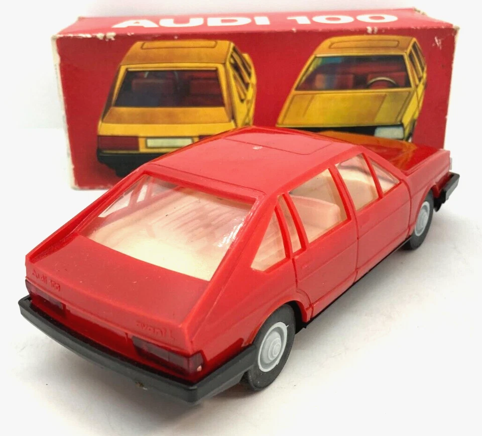 40351 PIKO / RDA / PLASTIQUE / AUDI 100 FRICTION ROUGE 1/25 - Photo 2/4