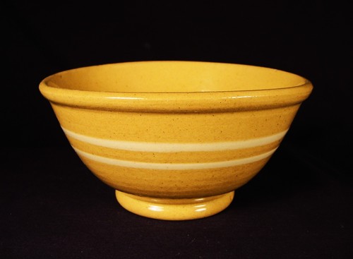 RARE & ATTRACTIVE AMERICAN ANTIQUE 2 WHITE BAND 6 ¼” BOWL YELLOW WARE MINT