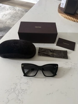 Tom Ford Wyatt Sunglasses FT0871 01B Black Grey Smoke Gradient - Image 1 of 4
