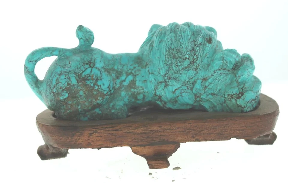 Estatuilla de león turquesa tallada vintage sobre soporte de palo de rosa Foto 2 de 3