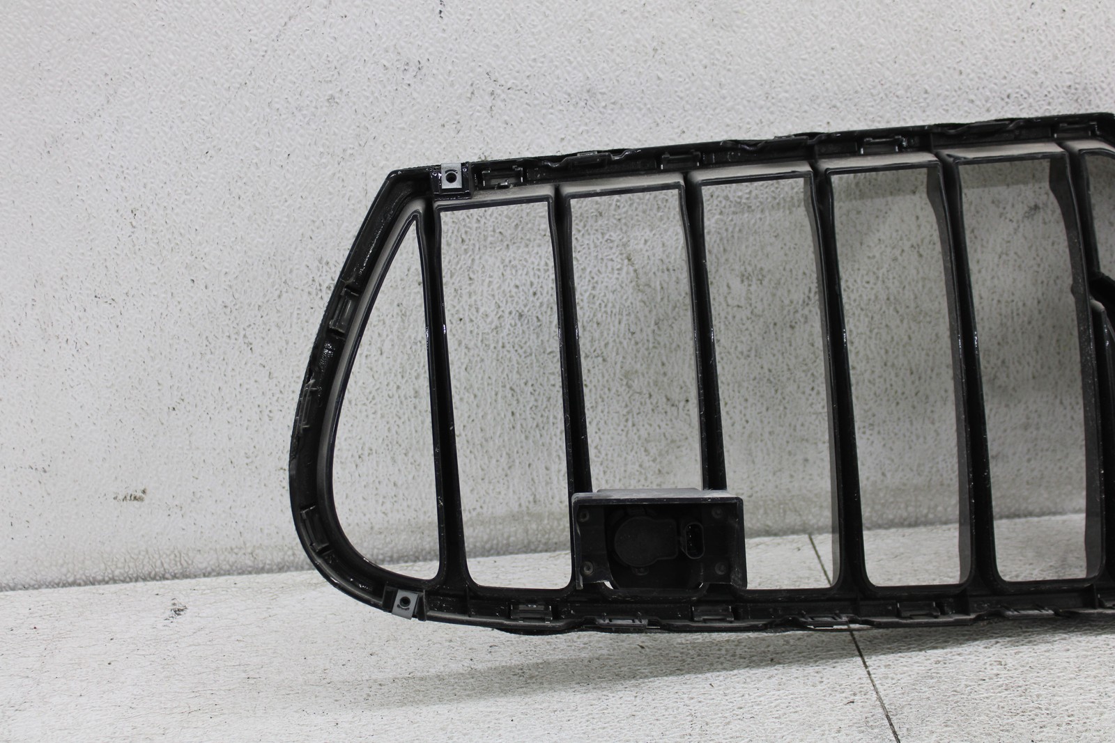 Grille UPPER CENTER W/ PARK ASSIST SENSORS 4DR DOHC TURBO MASERATI GHIBLI 2015