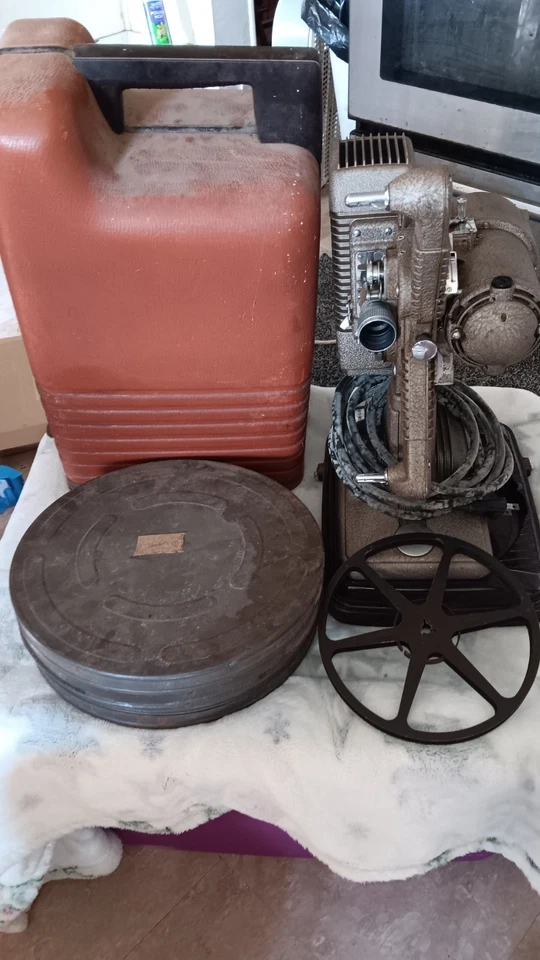 Винтажный 8 мм пленочный проектор Revere с оригинальным корпусом модель 85 лампа/мотор работает - Изображение 2 из 4