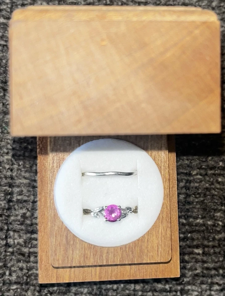 Juego de anillo de compromiso y alianza de boda de zafiro rosa tierra brillante Foto 2 de 4