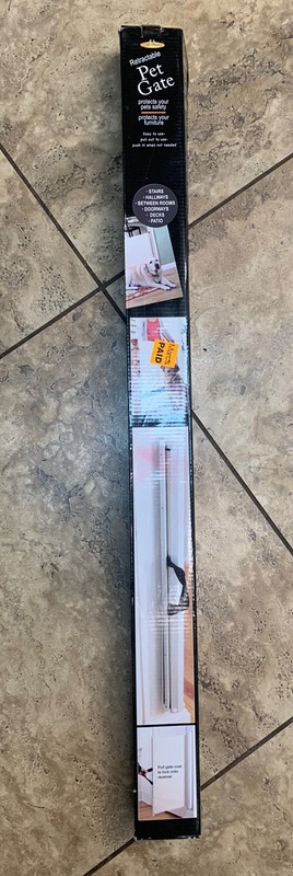 Pet Store Brand 46" extra Wide Retractable Pet / Baby Gate White NEW