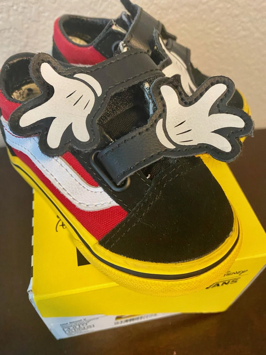 Vans old skool v disney mickey mouse hugs hotsell