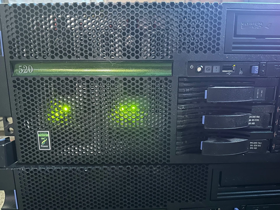 Servidor IBM Power 520, 8203-E4A, procesador único, 2 GB de RAM, DISCOS DUROS DE 1025 GB Foto 4 de 4