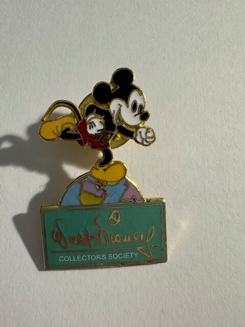 Walt Disney WDCS Collector Society 2000 Membership Mickey World Pin (B3)