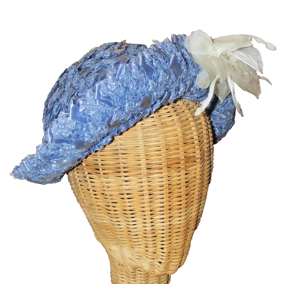 Sombrero Cloche Años 40 Azul Celofán Paja Ala Girada Blanco Flor Frontal Asimétrico Foto 2 de 4