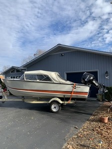VENTAGE CRESTLINER FLYING CREST BOAT WITH NEW 50 HR TOHAWU MOTOR & TRAILER