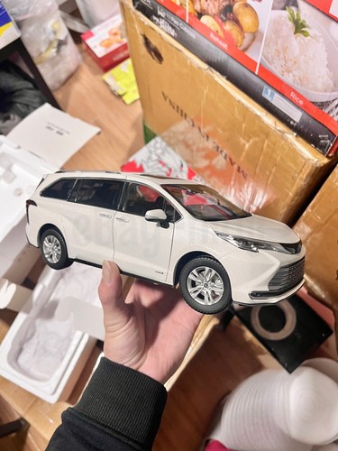 1:18 Scale 2024 Toyota Sienna Ice White Diecast Model Car