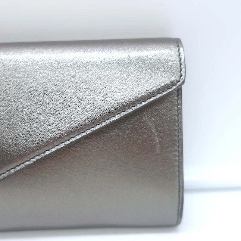 Bolso sin asas Yves Saint Laurent pequeño sobre cuero metálico Gunmetal Foto 3 de 4