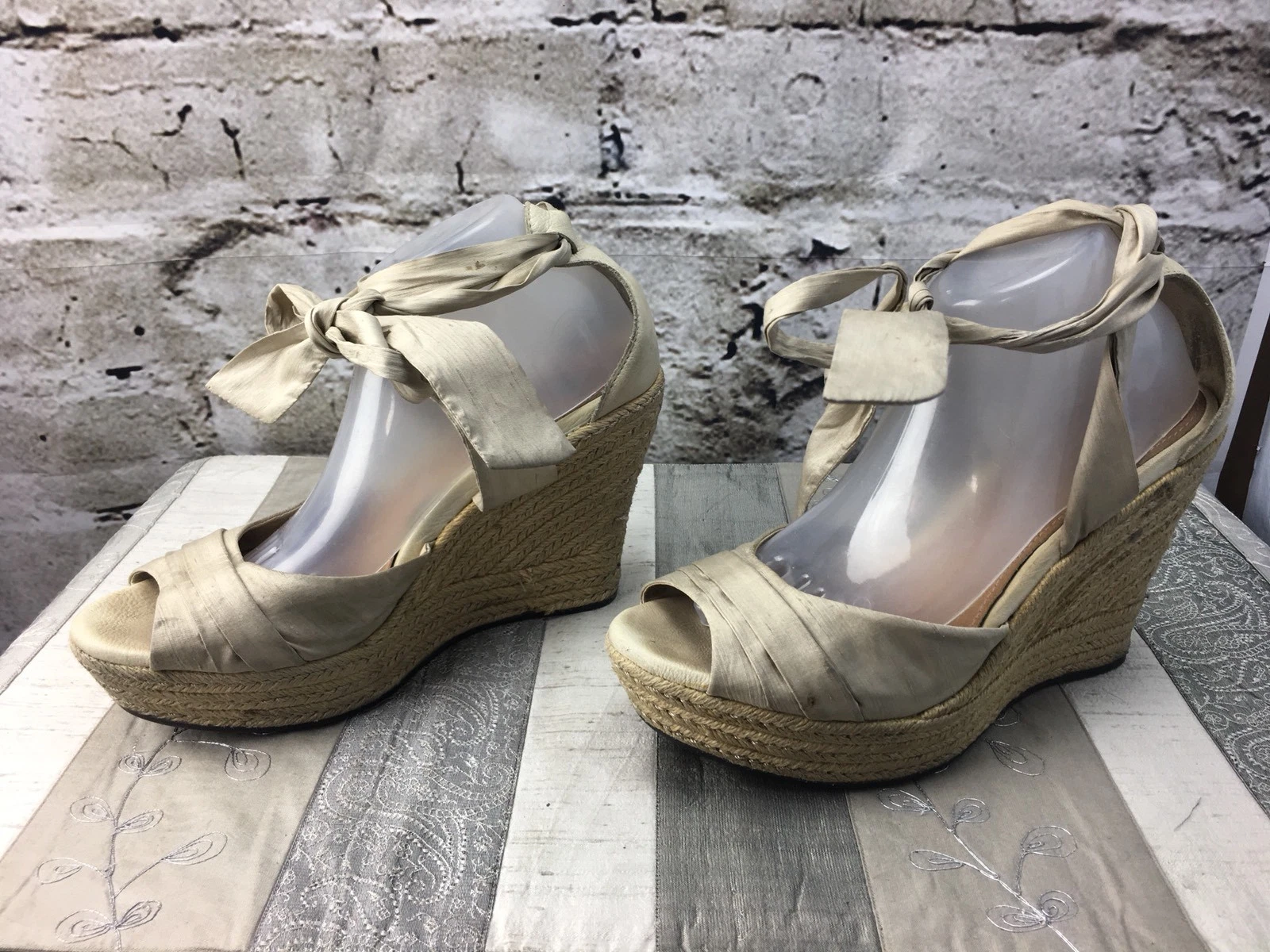 UGG Starla taglia 10 beige neutro espadrillas cinturino zeppa sandali scarpe (macchie)