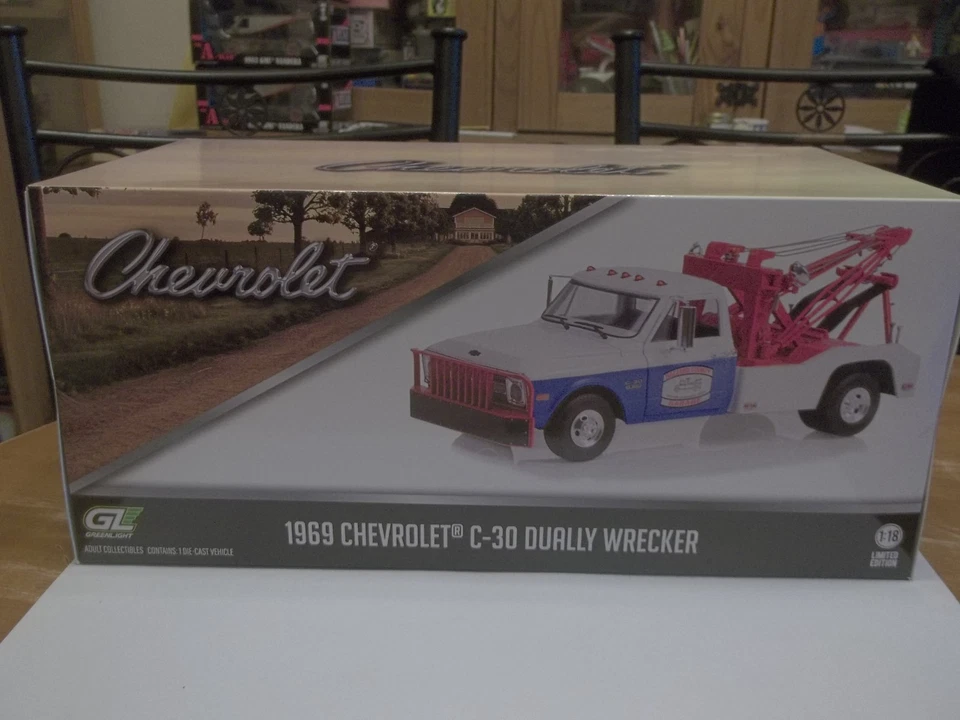 Greenlight 13622 - Hazzard Garage - Cooter's 1969 Chevrolet C-30 Dually Wrecker - Image 2 of 4