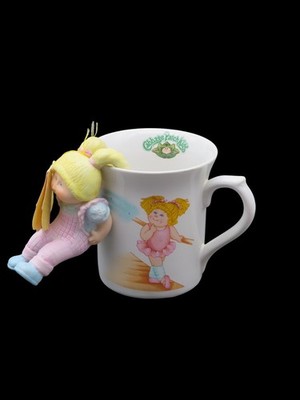 Vintage 80er Jahre Kohl Patch Kinder Tasse und Porzellan Puppe Figur
