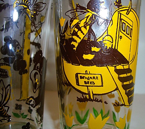 Vtg 2 Hazel Atlas Glasses Bears Honey Bees Wooden Shoe House Windmill Very Rare! - Picture 7 of 10